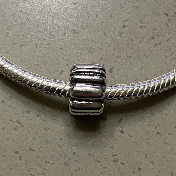 Pandora Ribbed Clip - Picture 1 of 2